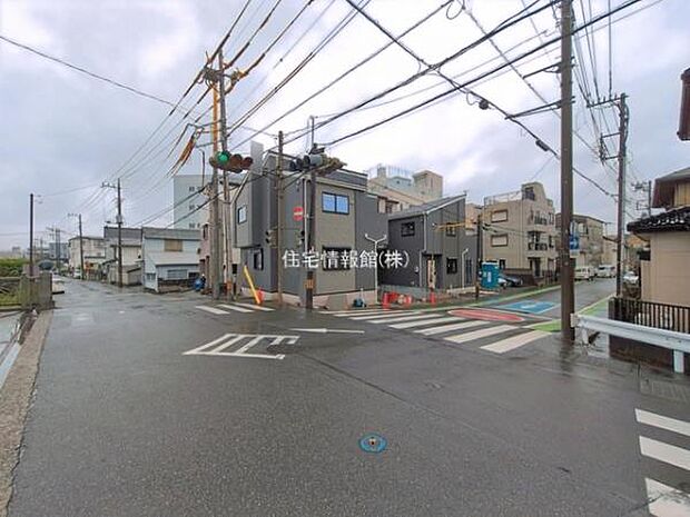 前面道路を含めた現地写真です。