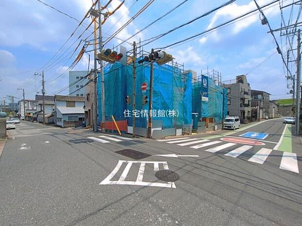 前面道路を含めた現地写真です。
