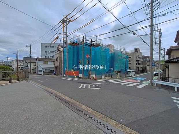 前面道路を含めた現地写真です。