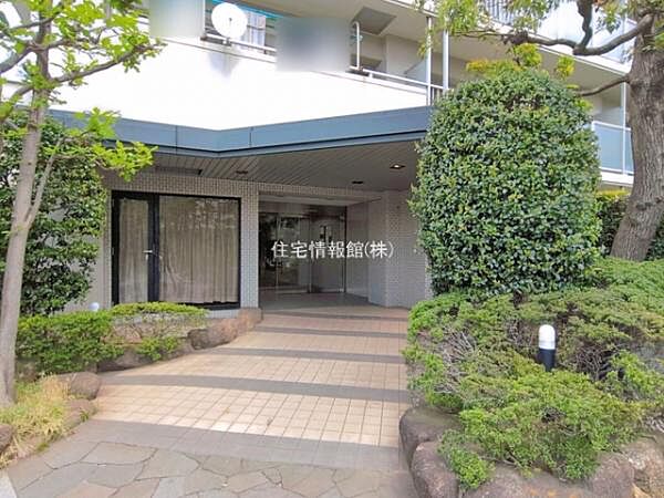 ゆったりとした印象のエントランスです。