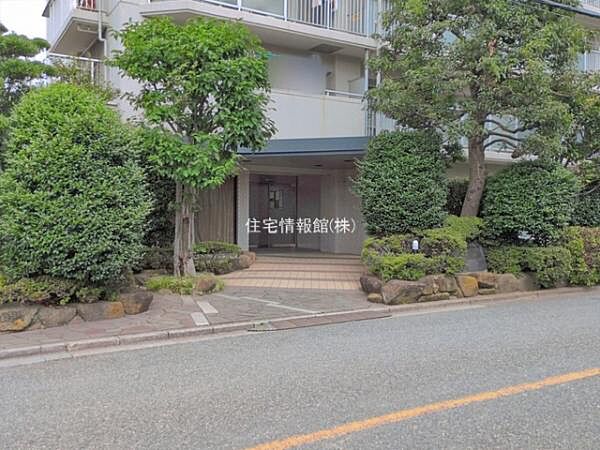 ゆったりとした印象のエントランスです。