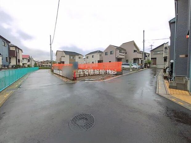 前面道路を含めた現地写真です。