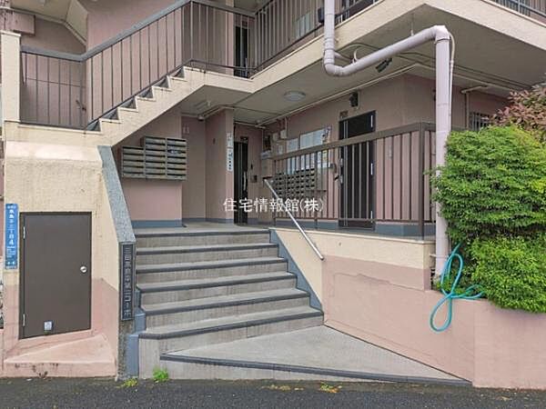ゆったりとした印象のエントランスです。