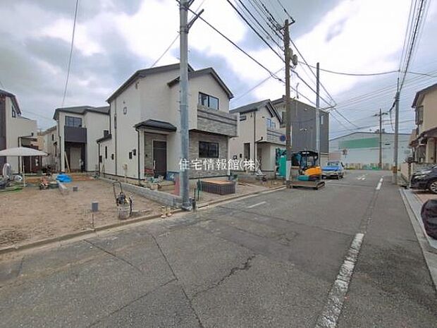 前面道路を含めた現地写真です。