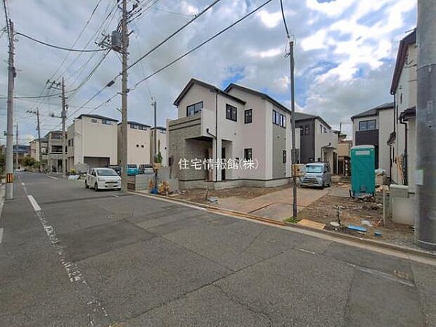 前面道路を含めた現地写真です。