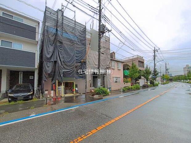 前面道路を含めた現地写真です。