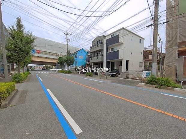 前面道路を含めた現地写真です。