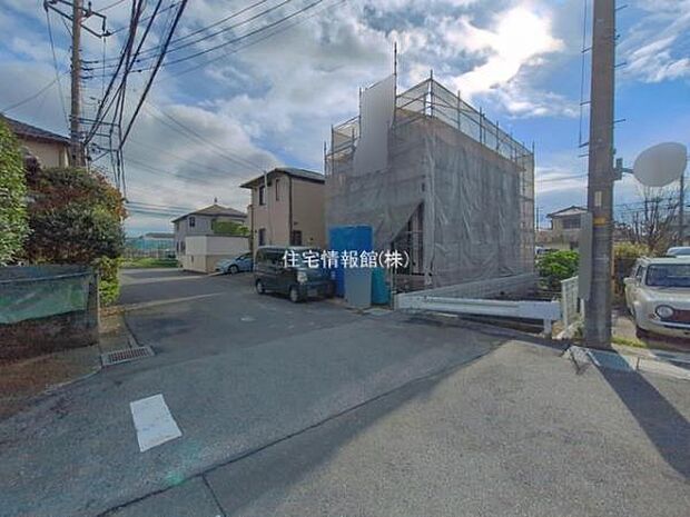 前面道路を含めた現地写真です。
