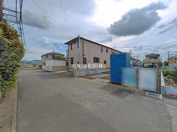 前面道路を含めた現地写真です。