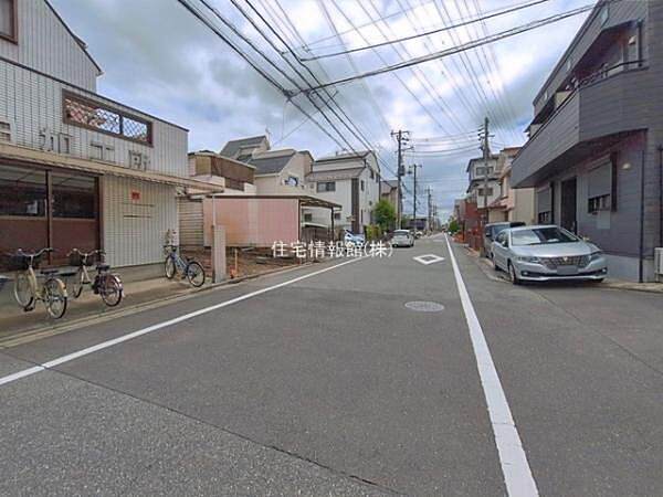 前面道路を含めた現地写真です。