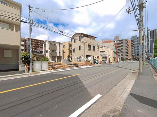 前面道路を含めた現地写真です。