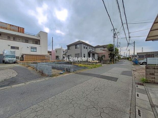 前面道路を含めた現地写真です。