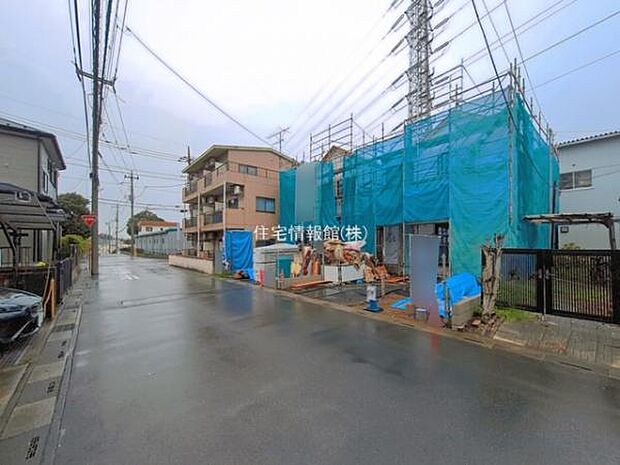 前面道路を含めた現地写真です。
