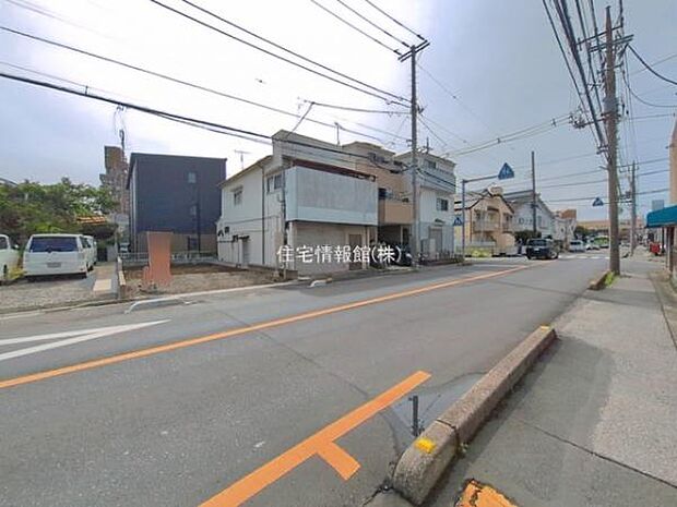 前面道路を含めた現地写真です。