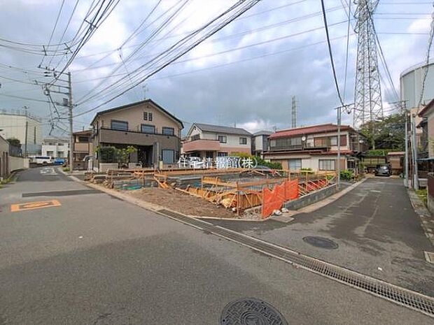 前面道路を含めた現地写真です。