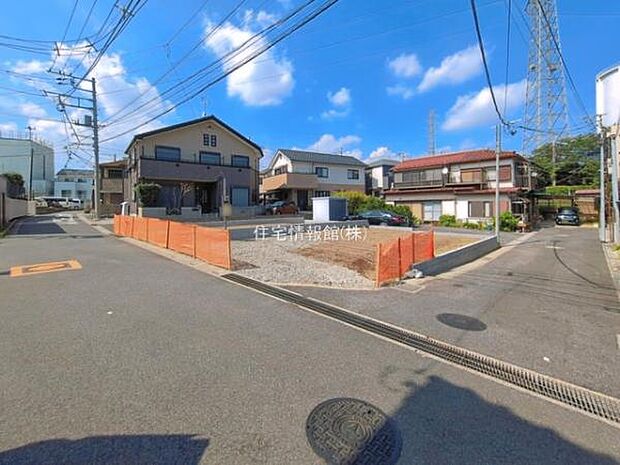 前面道路を含めた現地写真です。