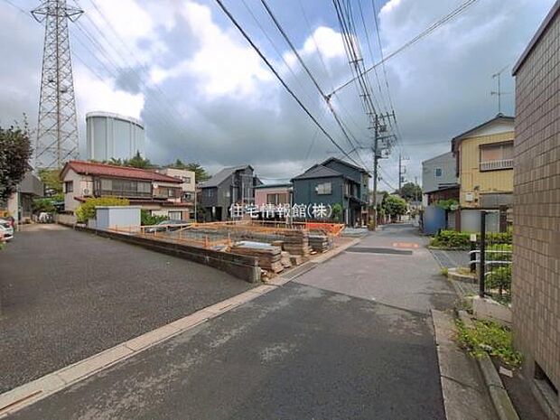 前面道路を含めた現地写真です。