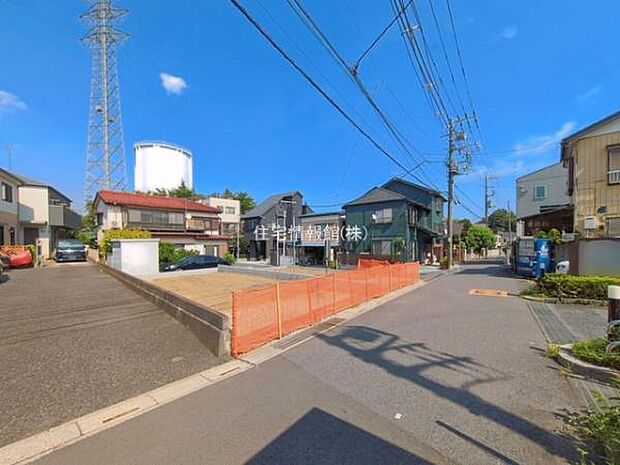 前面道路を含めた現地写真です。