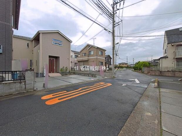 前面道路を含めた現地写真です。