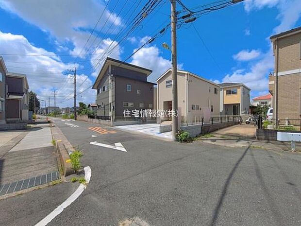 前面道路を含めた現地写真です。