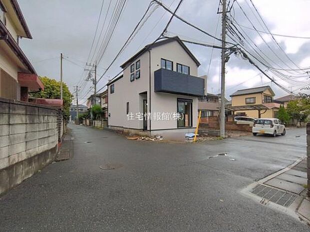 前面道路を含めた現地写真です。
