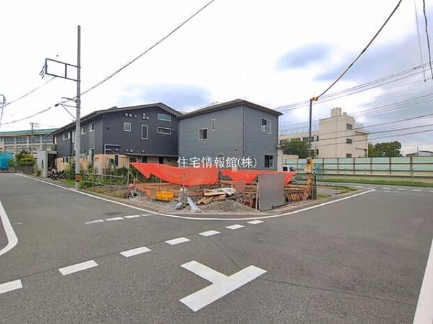 前面道路を含めた現地写真です。