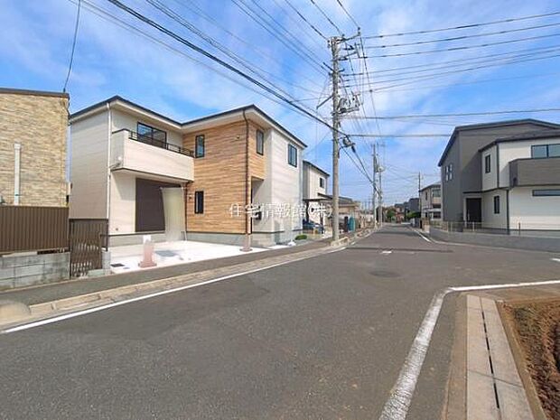 前面道路を含めた現地写真です。