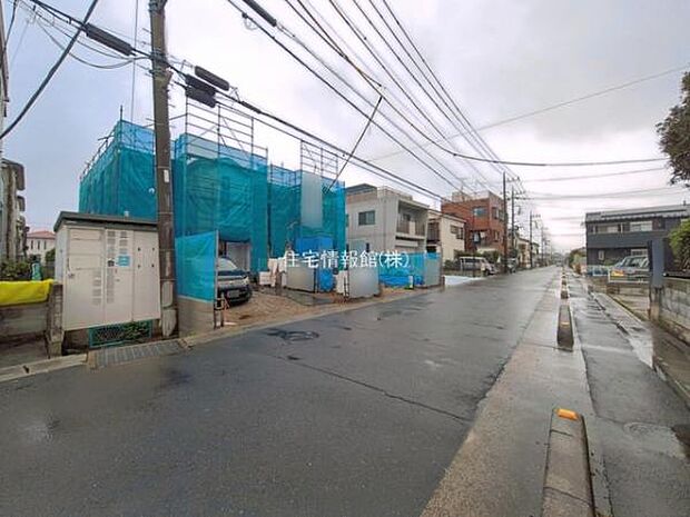 前面道路を含めた現地写真です。