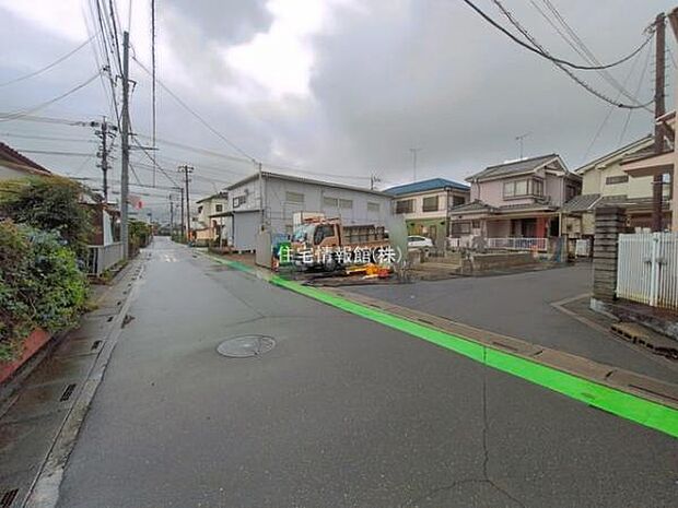 前面道路を含めた現地写真です。