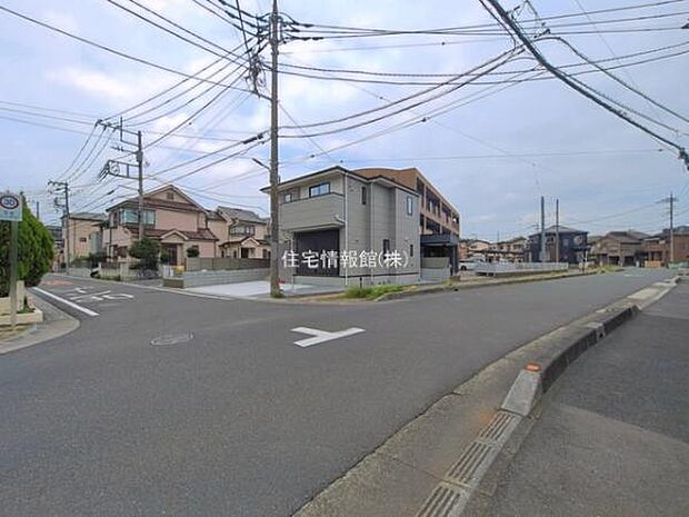 前面道路を含めた現地写真です。