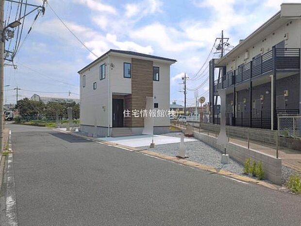 前面道路を含めた現地写真です。