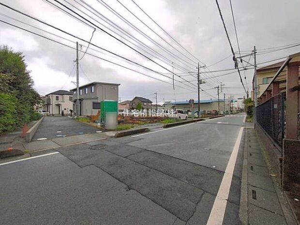 前面道路を含めた現地写真です。
