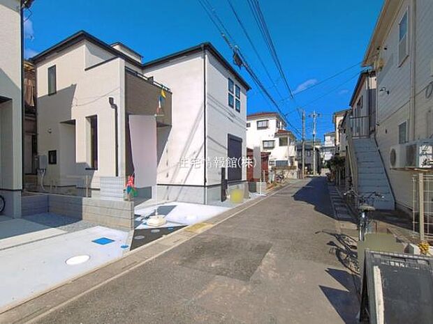 前面道路を含めた現地写真です。