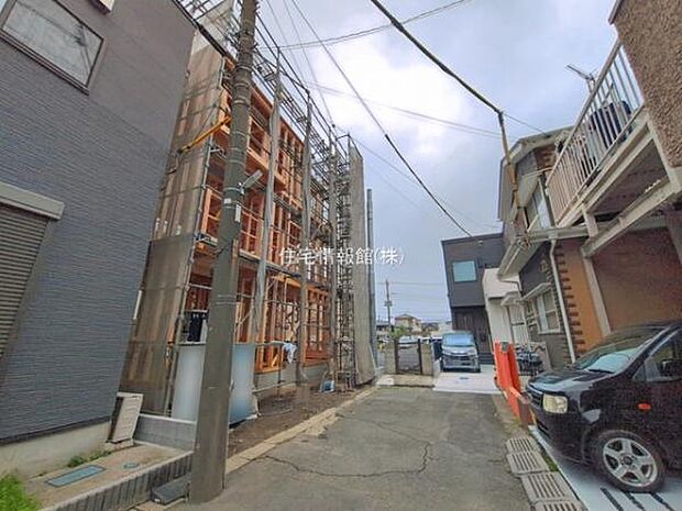 前面道路を含めた現地写真です。