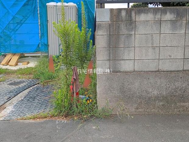 前面道路を含めた現地写真です。
