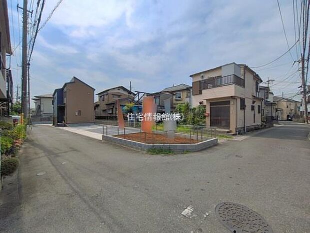 前面道路を含めた現地写真です。