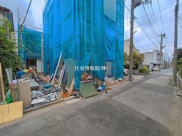 前面道路を含めた現地写真です。