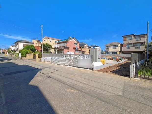 前面道路を含めた現地写真です。