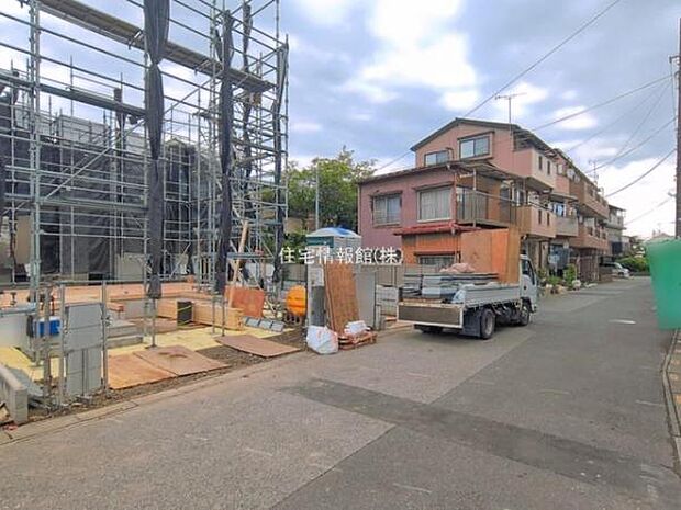 前面道路を含めた現地写真です。
