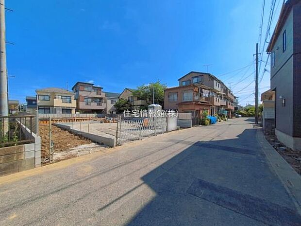 前面道路を含めた現地写真です。