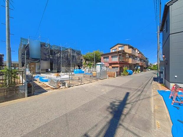 前面道路を含めた現地写真です。