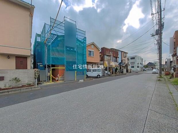 前面道路を含めた現地写真です。