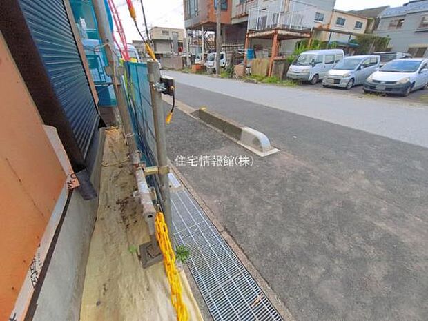 前面道路を含めた現地写真です。