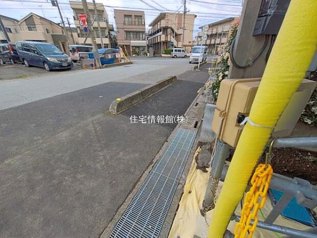 前面道路を含めた現地写真です。