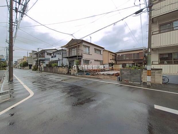 前面道路を含めた現地写真です。