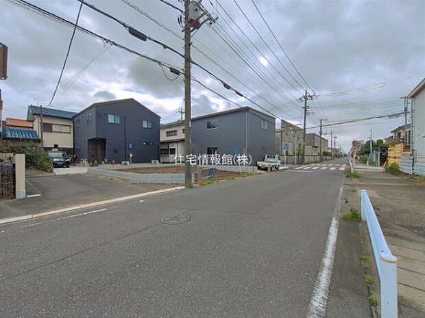 前面道路を含めた現地写真です。