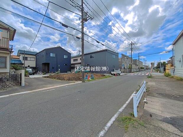 前面道路を含めた現地写真です。