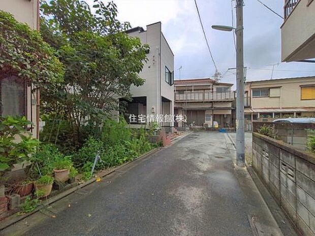 前面道路を含めた現地写真です。