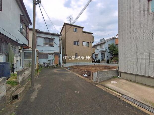 前面道路を含めた現地写真です。