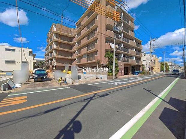 前面道路を含めた現地写真です。